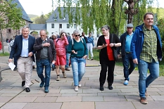 Oberbürgermeister Dr. Thomas Spies im Gespräch mit Bürger*innen. Sie gehen gemeinsam spazieren. © Beatrix Achinger, i.A.d. Stadt Marburg