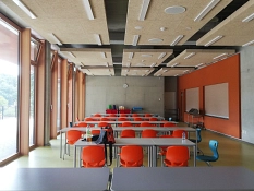 Blick in die Mensa der Grundschule Marbach. Es sind viele Tische und Stühle zu sehen. © Rebecca Druschel, i. A. d. Stadt Marburg