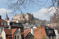 AquaMar - Blick auf die Altstadt mit dem Schloss auf der Höhe im Hintergrund © Universitätsstadt Marburg - Rolf Klinge