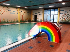 AquaMar - Kleinkindrutsche in bunten Farben im Lehrschwimmbecken © Universitätsstadt Marburg - Rolf Klinge