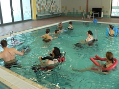 AquaMar - Teilnehmer am Aquaback-Kurs im Lehrschwimmbecken © Universitätsstadt Marburg