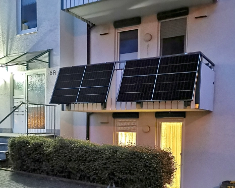 Das Foto zeigt ein sogenanntes Balkonkraftwerk: Zwei Solarmodule am Balkon eines Mehrfamilienhauses. © Von Triplec85 - Eigenes Werk, CC BY-SA 4.0,