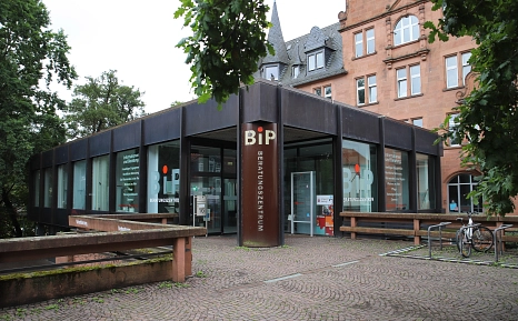 Das Beratungszentrum mit integriertem Pflegestützpunkt befindet sich direkt am Rudolphsplatz, Ecke Am Grün. © Stefanie Ingwersen, Stadt Marburg