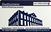 Der neue Bibliotheksausweis zeigt auf der Vorderseite die schlicht gezeichnete Silhouette und Frontansicht der Stadtbücherei in der Farbe dunkelblau, das Logo der Stadt Marburg sowie Adressangaben. © Universitätsstadt Marburg