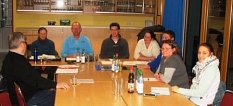 Der Vorstand des Fördervereins Kinder im Allnatal mit einigen Vereinsmitgliedern sitzt am Tisch © Bernd Weimer