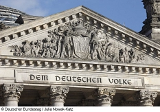 Deutscher Bundestag, Reichstagsgebäude, Inschrift "Dem deutschen Volke" © Deutscher Bundestag / Julia Nowak-Katz
