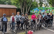 Die Teilnehmerinnen und Übungsleiterinnen mit ihren Fahrrädern