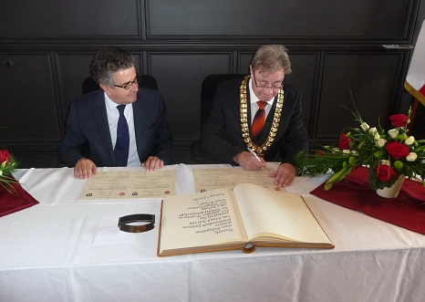 Die Unterzeichnung der Bekräftigung der Städtepartnerschaft © Universitätsstadt Marburg