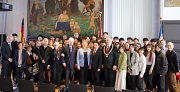 Eine Gruppe von japanischen Universitätsangehörigen und deutschen Gastgebern bei einem Gruppenfoto im Rathaussaal.