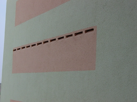 Fledermauskästen in die farbliche Fassadengestaltung integriert (Rosé auf Grau )