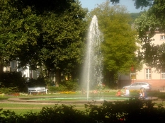Friedrichsplatz mit zentraler Brunnenfontäne © Fachdienst Stadtgrün