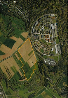 Mit einem Potenzial von bis zu 350 Wohneinheiten rechnet die Standortanalyse für das poten-zielle Baugebiet am Hasenkopf im Stadtwald (orangefarbene Markierung). Davon könnten 100 Wohneinheiten als geförderter Wohnungsbau geplant werden. © Universitätsstadt Marburg