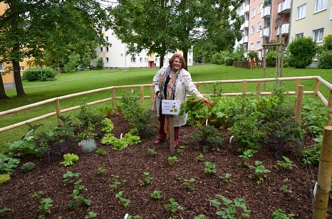 Ortsvorsteherin Erika Lotz-Halilovic freut sich über das neu angelegte Beet für die Richtsberger Anwohnerinnen und Anwohner. © Tina Eppler, Stadt Marburg
