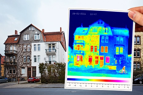Eine Thermografieaufnahme zeigt, an welchen Stellen ein Haus Heizenergie verliert.