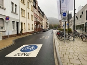 Savignystraße: EinTeil des Campusviertels ist nun Fahrradzone. Die Stadt hat in dieser Woche Beschilderungen und Markierungen fertiggestellt.