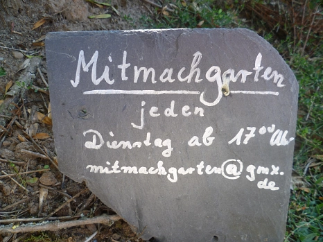 Schild aus Schiefer zum Treffen im Mitmachgarten © Universitätsstadt Marburg FD Stadtgrün, Celia Meggers
