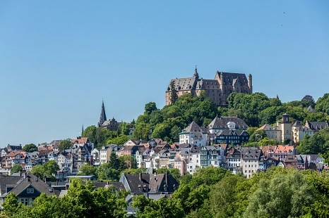 Das Marburger Schloss und die Oberstadt sind umgeben von sattem Grün. © Universitätsstadt Marburg