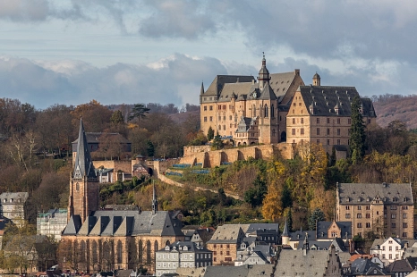 Das Marburger Schloss mit Panoramablick auf die Oberstadt und die alte Universität. © Universitätsstadt Marburg