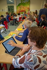 Stadträtin Kirsten Dinnebier (vorne) testet den Unterricht mit Tablet in einer 8. Klasse der Richtsberg-Gesamtschule selbst aus. © Stadt Marburg, Patricia Grähling