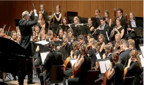 Studenten-Sinfonie-Orchester Marburg mit Dirigent Ulrich Metzger © SSO Marburg Michael Hoffsteter
