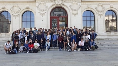 Die Studierenden stehen in einer großen Gruppe vor dem Rathaus in Poitiers © Stadtverwaltung Poitiers