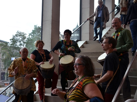 Die Trommelgruppe Kimba-Djimba brachte Rhythmus und jede Menge gute Laune ins Erwin-Piscator-Haus. © Stadt Marburg, Philipp Höhn