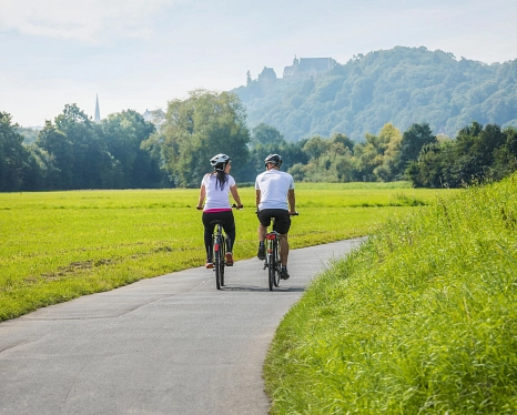 Zwei Personen fahren Fahrrad in der Natur © MSLT