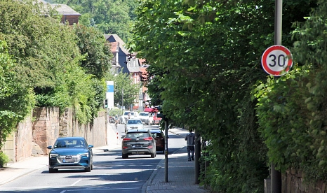 Die Schilder sind montiert, das Tempolimit im Marbacher Weg und in der Emil-von-Behring-Straße ist seit dieser Woche in Kraft. © Freya Altmüller, i. A. d. Stadt Marburg