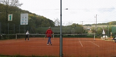Tennisplatz am12102017 mit 3 Spielern © Bernd Weimer