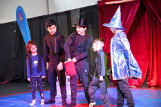 Zaubern war eine der vielen Darbietungen, die die Schüler*innen von der Vorklasse bis zur 10. Klasse zeigten. © Freya Altmüller, Stadt Marburg