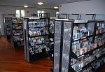 In der audiovisuellen Medienabteilung mit über 20.000 Titeln stehen Musik-CDs, Spielfilme, Musikfilme, Hörbücher und Konsolenspiele geordnet nach Genres zur Ausleihe bereit.